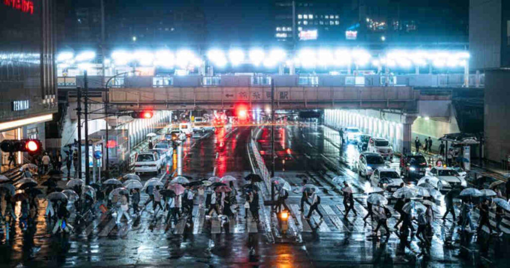 雨の日の駅前