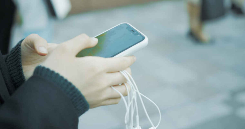 スマホをさわる女性