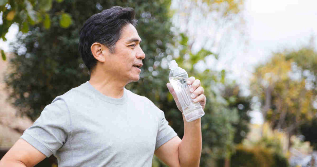 水を飲む中年男性